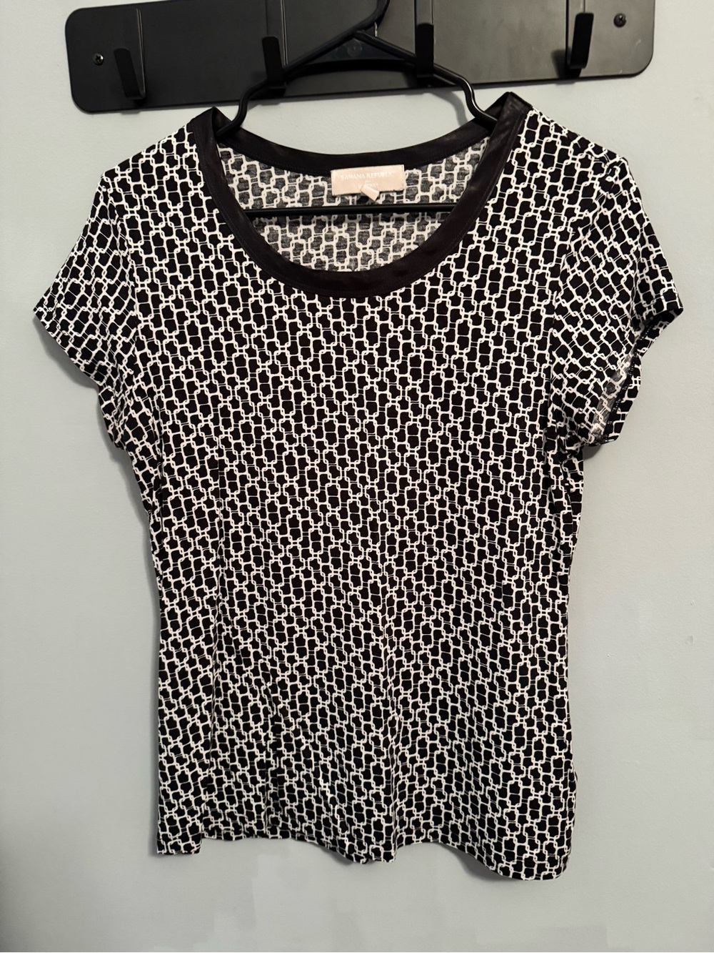 Banana Republic Black & White Geometric Short Sleeve Tee